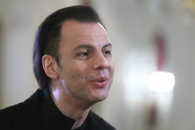 Греческий и российский дирижер Теодор Курентзис перед церемонией вручения наград I Международной профессиональной музыкальной премии BraVo в области классической музыки на Исторической сцене Большого театра Греческий и российский дирижер Теодор Курентзис перед церемонией вручения наград I Международной профессиональной музыкальной премии BraVo в области классической музыки на Исторической сцене Большого театра