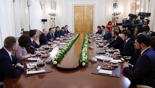 Президент РФ Владимир Путин во время встречи с финалистами Всероссийского конкурса управленцев Лидеры России. Архивное фото Президент РФ Владимир Путин во время встречи с финалистами Всероссийского конкурса управленцев Лидеры России. Архивное фото