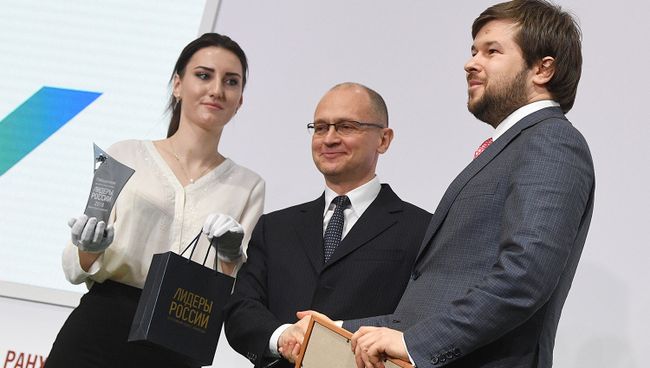 Победитель конкурса Лидеры России глава аналитичеcкого центра ТЭК Российского энергетического агентства Минэнерго РФ Павел Сорокин (справа) на церемонии награждения. В центре: первый заместитель руководителя администрации президента РФ Сергей Кириенко. Архивное фото Победитель конкурса Лидеры России глава аналитичеcкого центра ТЭК Российского энергетического агентства Минэнерго РФ Павел Сорокин (справа) на церемонии награждения. В центре: первый заместитель руководителя администрации президента РФ Сергей Кириенко. Архивное фото