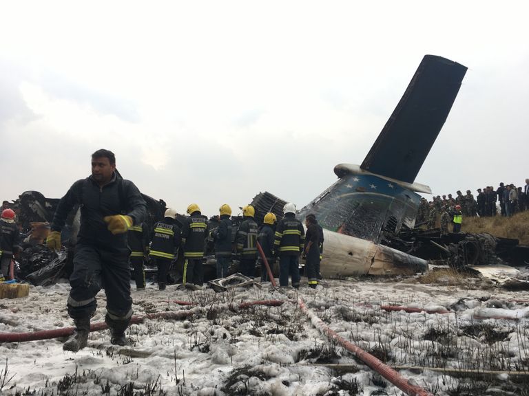 Спасатели на месте крушения самолета авиакомпании US-Bangla Airlines в Катманду, Непал. 12 марта 2018 Спасатели на месте крушения самолета авиакомпании US-Bangla Airlines в Катманду, Непал. 12 марта 2018
