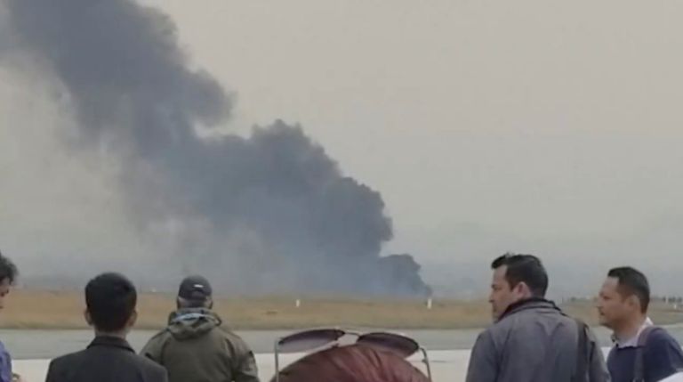 Столб дыма на месте крушения пассажирского лайнера в Непале