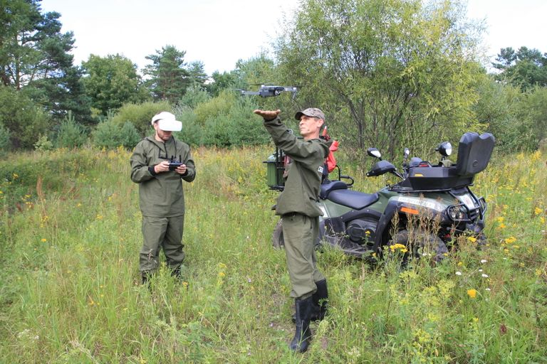 Сотрудники Оборонлеса осуществляют патрулирование местности с квадрокоптером Сотрудники Оборонлеса осуществляют патрулирование местности с квадрокоптером