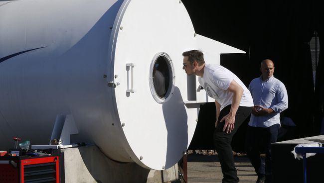 Илон Маск заглядывает в испытательный трек Hyperloop в Калифорнии. Архивное фото Илон Маск заглядывает в испытательный трек Hyperloop в Калифорнии. Архивное фото