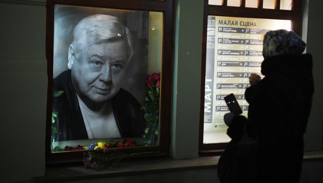 Цветы у портрета Олега Табакова возле главного входа в МХТ им. А.П. Чехова в связи со смертью артиста. 12 марта 2018 Цветы у портрета Олега Табакова возле главного входа в МХТ им. А.П. Чехова в связи со смертью артиста. 12 марта 2018