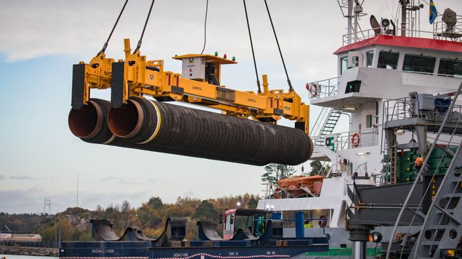 Погрузка труб для строительства газопровода Северный поток - 2 в порту Мукран, Германия. Архивное фото Погрузка труб для строительства газопровода Северный поток - 2 в порту Мукран, Германия. Архивное фото