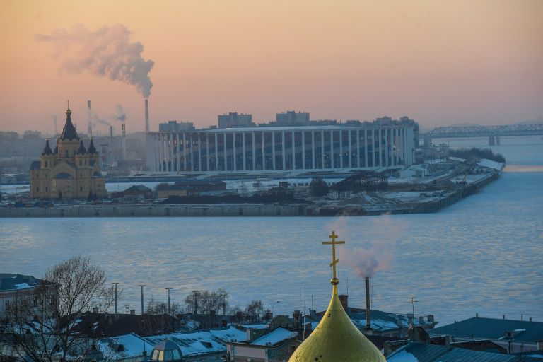 Стадион Нижний Новгород, где пройдут матчи чемпионата мира по футболу 2018. Слева: Александро-Невский Новоярмарочный собор