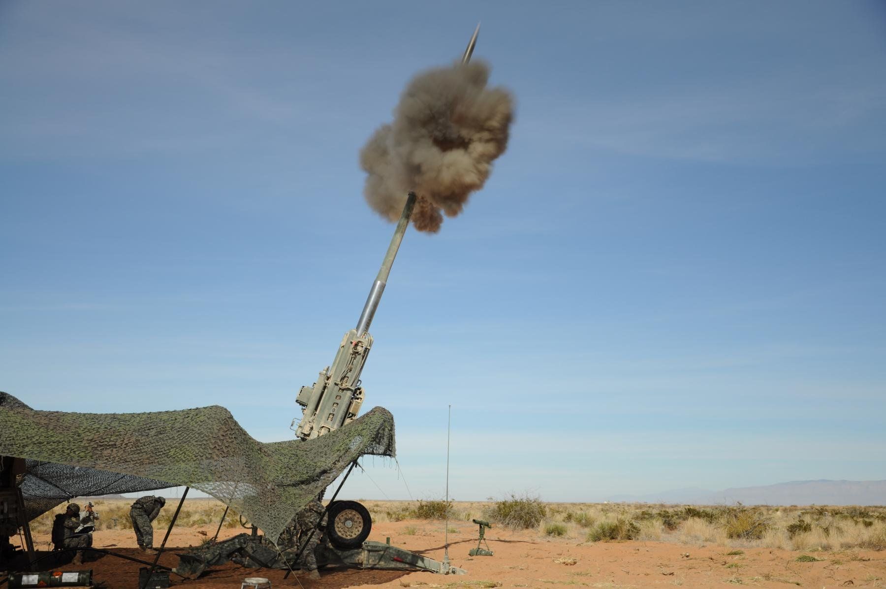 Запуск M982 Excalibur 155 мм из ствола гаубицы M777 во время стрельбы, США - РИА Новости, 1920, 11.05.2022