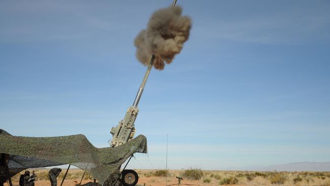 Запуск M982 Excalibur 155 мм из ствола гаубицы M777