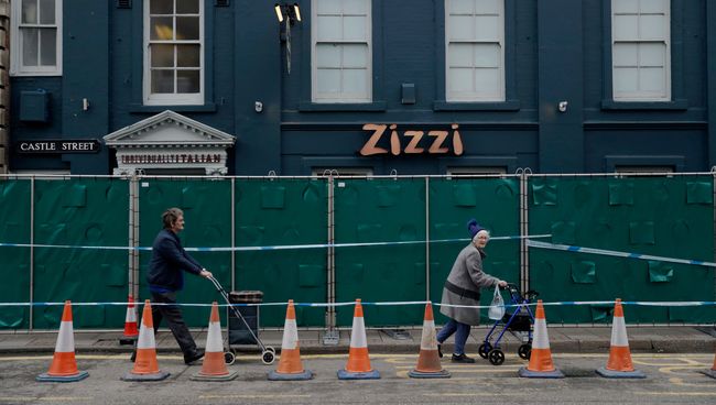 Ограждение у ресторана Zizzi в Солсбери, который был закрыт после госпитализации бывшего полковника ГРУ Сергея Скрипаля. 13 марта 2018 Ограждение у ресторана Zizzi в Солсбери, который был закрыт после госпитализации бывшего полковника ГРУ Сергея Скрипаля. 13 марта 2018