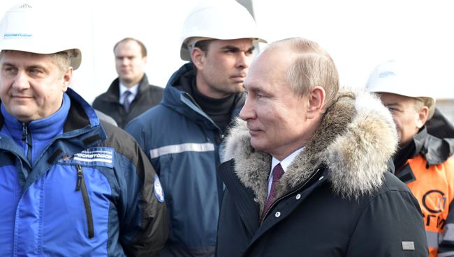 Президент РФ Владимир Путин во время осмотра готового участка автодорожной части Крымского моста через Керченский пролив. 14 марта 2018 Президент РФ Владимир Путин во время осмотра готового участка автодорожной части Крымского моста через Керченский пролив. 14 марта 2018