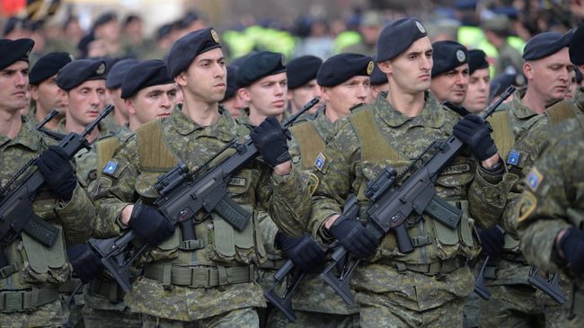 Участники военного парада в Приштине. Архивное фото
