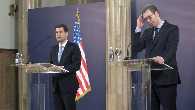 Помощник Госсекретаря США по Европе и Евразии Уэсс Митчелл и президент Сербии Александр Вучич на пресс-конференции в Белграде, Сербия. 14 марта 2018 Помощник Госсекретаря США по Европе и Евразии Уэсс Митчелл и президент Сербии Александр Вучич на пресс-конференции в Белграде, Сербия. 14 марта 2018