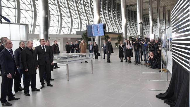 Президент РФ Владимир Путин во время осмотра нового аэровокзального комплекса международного аэропорта Симферополь. 14 марта 2018 Президент РФ Владимир Путин во время осмотра нового аэровокзального комплекса международного аэропорта Симферополь. 14 марта 2018