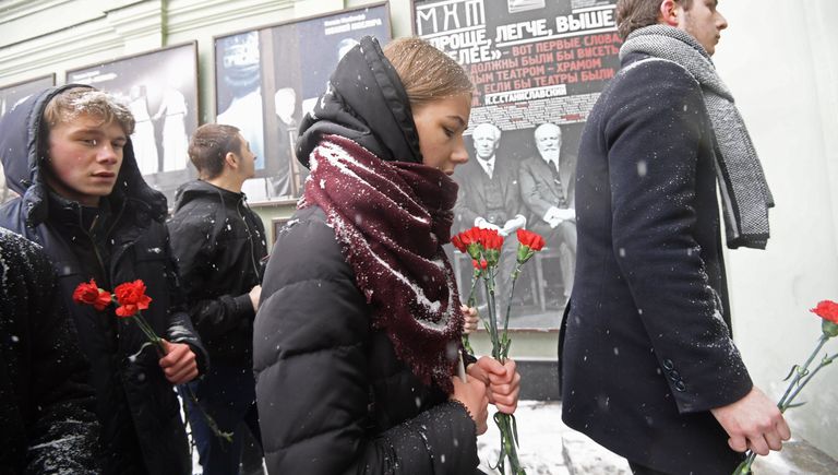 Люди с цветами у входа в здание Московского Художественного театра (МХТ) имени А. П. Чехова в Камергерском переулке, где проходит церемония прощания с актером Олегом Табаковым Люди с цветами у входа в здание Московского Художественного театра (МХТ) имени А. П. Чехова в Камергерском переулке, где проходит церемония прощания с актером Олегом Табаковым