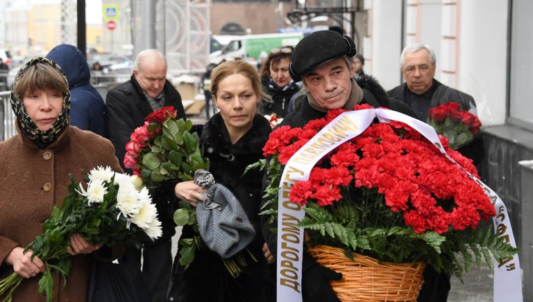 Актер, главный режиссер Московского драматического театра СФера Александр Коршунов у входа в здание Московского Художественного театра (МХТ) имени А. П. Чехова в Камергерском переулке, где проходит церемония прощания с актером Олегом Табаковым Актер, главный режиссер Московского драматического театра СФера Александр Коршунов у входа в здание Московского Художественного театра (МХТ) имени А. П. Чехова в Камергерском переулке, где проходит церемония прощания с актером Олегом Табаковым