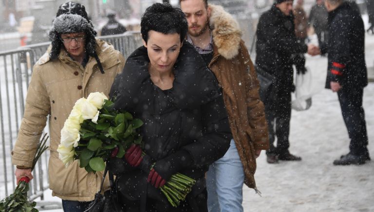 Директор Театра на Таганке, актриса Ирина Апексимова у входа в здание Московского Художественного театра (МХТ) имени А.П.Чехова в Камергерском переулке, где пройдет церемония прощания с актером Олегом Табаковым Директор Театра на Таганке, актриса Ирина Апексимова у входа в здание Московского Художественного театра (МХТ) имени А.П.Чехова в Камергерском переулке, где пройдет церемония прощания с актером Олегом Табаковым