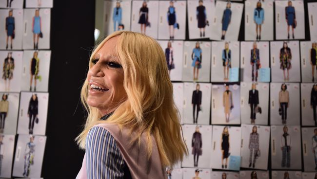 Дизайнер Донателла Версаче за кулисами перед показом для модного дома Versace Дизайнер Донателла Версаче за кулисами перед показом для модного дома Versace