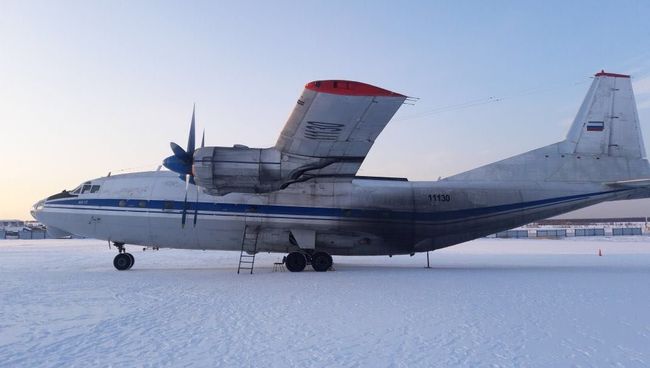 Самолет Ан-12, у которого при взлёте в аэропорту «Якутск» отвалилась створка грузового люка. 15 марта 2018 Самолет Ан-12, у которого при взлёте в аэропорту «Якутск» отвалилась створка грузового люка. 15 марта 2018