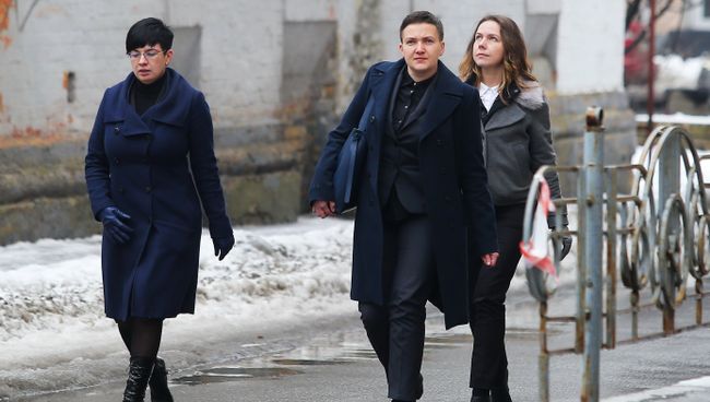 Депутат Верховной рады Украины Надежда Савченко перед брифингом в Киеве. 15 марта 2018 Депутат Верховной рады Украины Надежда Савченко перед брифингом в Киеве. 15 марта 2018