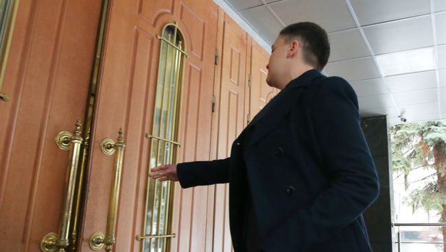 Депутат Верховной рады Украины Надежда Савченко у входа в здание СБУ в Киеве. 15 марта 2018 Депутат Верховной рады Украины Надежда Савченко у входа в здание СБУ в Киеве. 15 марта 2018