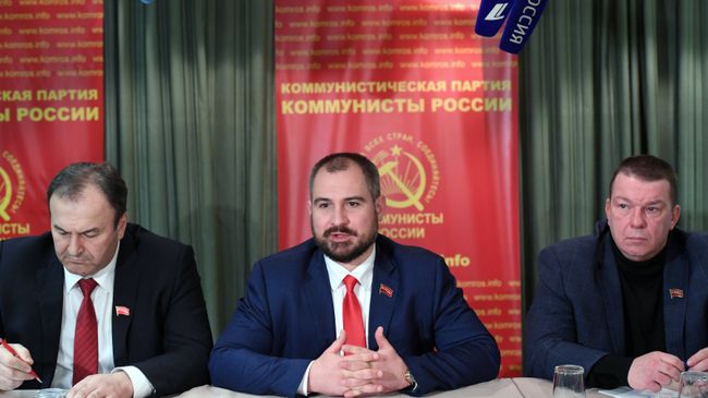 Кандидат в президенты РФ от партии Коммунисты России Максим Сурайкин во время встречи с иностранными журналистами в Москве. 15 марта 2018