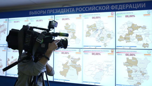 Представитель прессы во время презентации информационного обеспечения выборов президента РФ в информационном центре ЦИК РФ в Москве