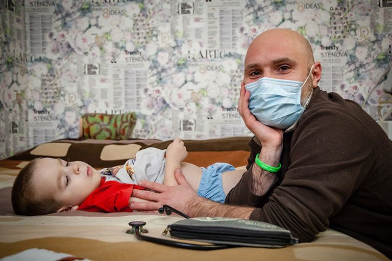Алхаз Селезнев с маленьким пациентом