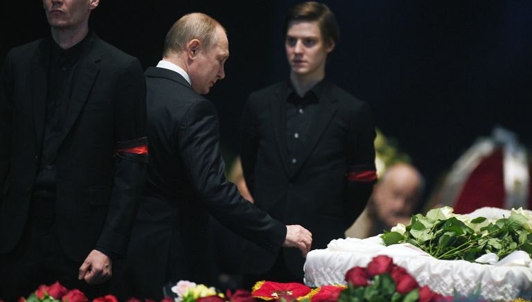Президент РФ Владимир Путин на церемонии прощания с актером и режиссером Олегом Табаковым в здании Московского Художественного театра (МХТ) имени А.П.Чехова в Камергерском переулке в Москве Президент РФ Владимир Путин на церемонии прощания с актером и режиссером Олегом Табаковым в здании Московского Художественного театра (МХТ) имени А.П.Чехова в Камергерском переулке в Москве
