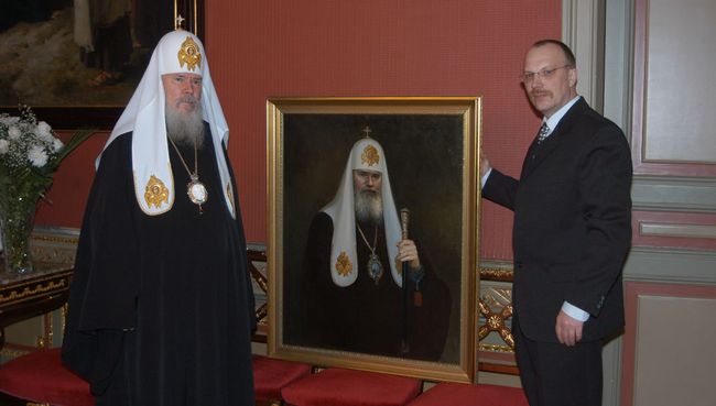 Патриарх Московский и всея Руси Алексий II и художник Алкександр Кравчук. архивное фото