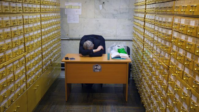 Уснувший посетитель библиотеки Уснувший посетитель библиотеки