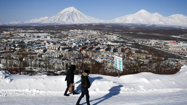 Люди на дороге в окрестностях Петропавловска–Камчатского