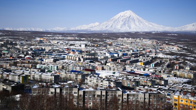 Вид на Петропавловск-Камчатский и Кореякский вулкан Вид на Петропавловск-Камчатский и Кореякский вулкан
