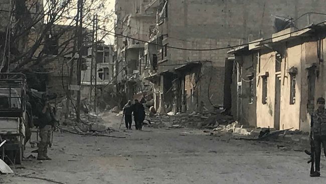Два жителя Восточной Гуты выходят с территории. Архив