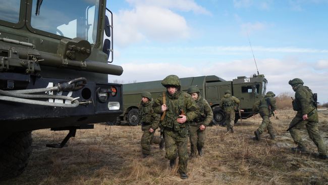 Военнослужащие во время тактических учений береговых ракетных войск Балтийского флота с использованием противокорабельного ракетного комплекса Бастион Военнослужащие во время тактических учений береговых ракетных войск Балтийского флота с использованием противокорабельного ракетного комплекса Бастион