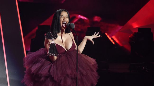 Американская певица Cardi B на церемонии вручения премии iHeartRadio Music Awards