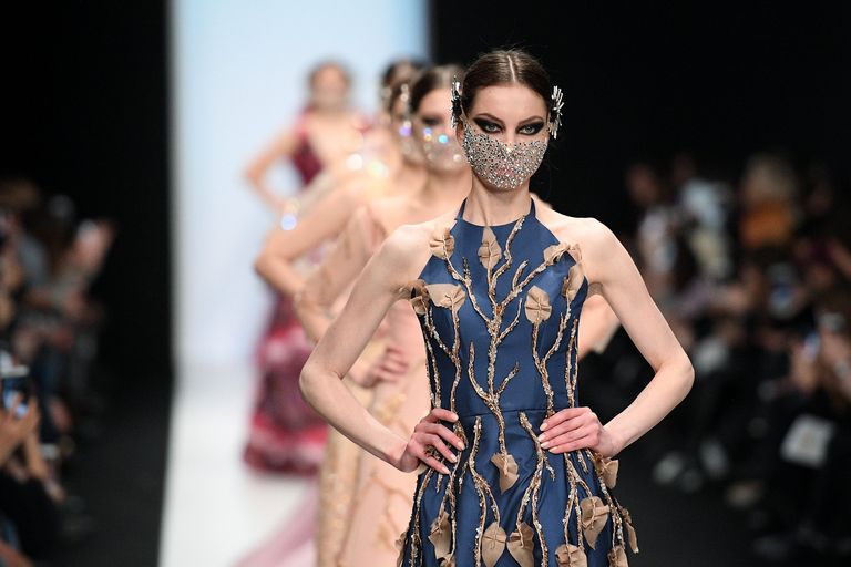 Модели демонстрируют одежду из новой коллекции Ye.s Couture by Yegana Sadyxova в рамках Mercedes-Benz Fashion Week Russia в Центральном выставочном зале Манеж в Москве Модели демонстрируют одежду из новой коллекции Ye.s Couture by Yegana Sadyxova в рамках Mercedes-Benz Fashion Week Russia в Центральном выставочном зале Манеж в Москве