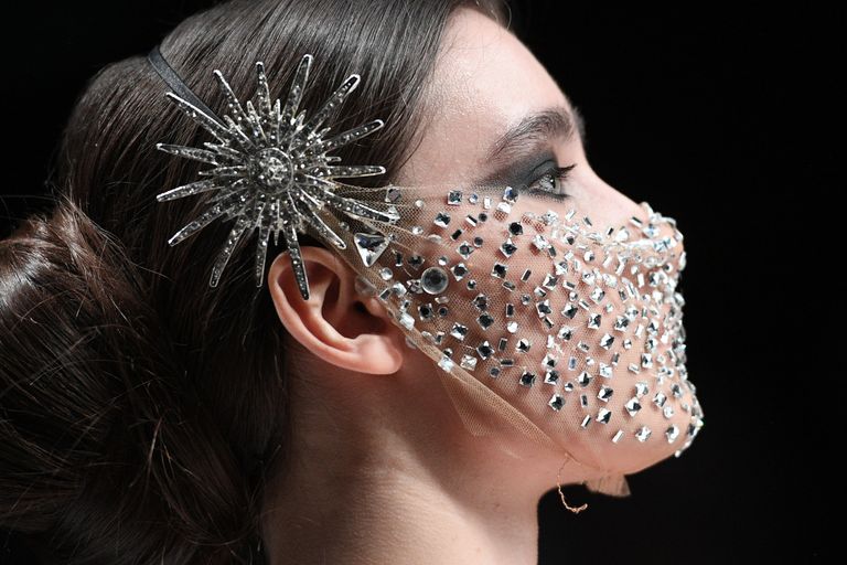 Модель демонстрирует одежду из новой коллекции Ye.s Couture by Yegana Sadyxova в рамках Mercedes-Benz Fashion Week Russia в Центральном выставочном зале Манеж в Москве Модель демонстрирует одежду из новой коллекции Ye.s Couture by Yegana Sadyxova в рамках Mercedes-Benz Fashion Week Russia в Центральном выставочном зале Манеж в Москве