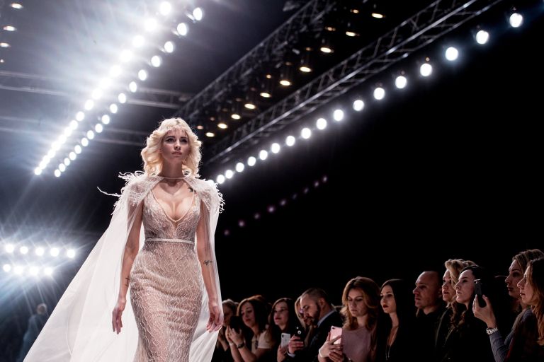 Модель демонстрирует одежду Speranza Couture by Nadezhda Yusupova во время показа коллекции одежды в рамках Mercedes-Benz Fashion Week Russia в Москве Модель демонстрирует одежду Speranza Couture by Nadezhda Yusupova во время показа коллекции одежды в рамках Mercedes-Benz Fashion Week Russia в Москве