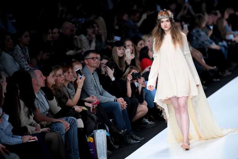 Модель демонстрирует одежду из новой коллекции DI SIITOVA в рамках Mercedes-Benz Fashion Week Russia в Центральном выставочном зале Манеж в Москве Модель демонстрирует одежду из новой коллекции DI SIITOVA в рамках Mercedes-Benz Fashion Week Russia в Центральном выставочном зале Манеж в Москве