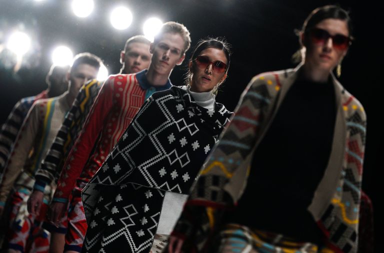 Модели демонстрируют одежду дизайнера MAXHOSA BY LADUMA во время показа коллекции одежды Africa Explosion - мода и дизайн Южной Африки в рамках Mercedes-Benz Fashion Week Russia в Центральном выставочном зале Манеж в Москве Модели демонстрируют одежду дизайнера MAXHOSA BY LADUMA во время показа коллекции одежды Africa Explosion - мода и дизайн Южной Африки в рамках Mercedes-Benz Fashion Week Russia в Центральном выставочном зале Манеж в Москве