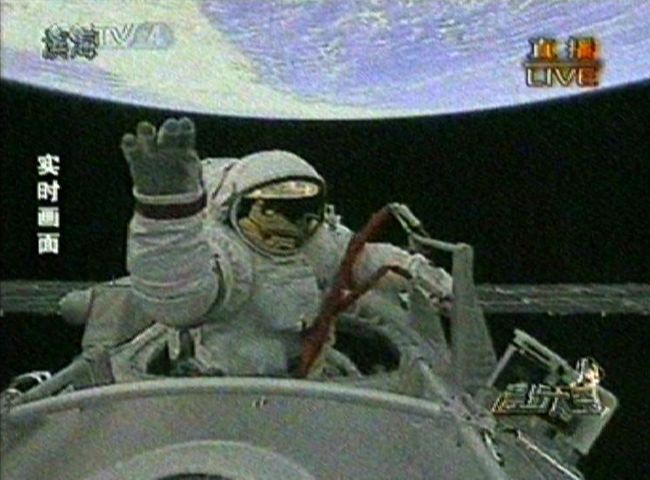 Китайский космонавт впервые вышел в открытый космос. Кадр телеканала CCTV