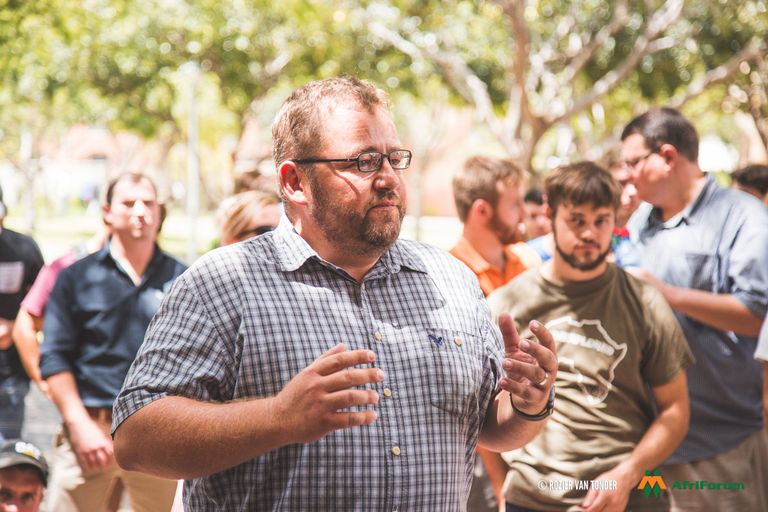 Генеральный директор AfriForum Калли Крил Генеральный директор AfriForum Калли Крил