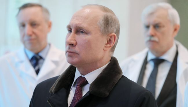 Владимир Путин во время посещения Национального медицинского исследовательского центра имени В. А. Алмазова в Санкт-Петербурге. 16 марта 2018 Владимир Путин во время посещения Национального медицинского исследовательского центра имени В. А. Алмазова в Санкт-Петербурге. 16 марта 2018