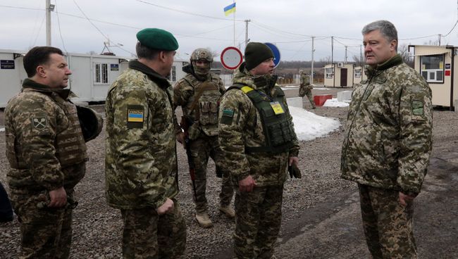 Президент Украины Петр Порошенко и украинские военные. Архивное фото Президент Украины Петр Порошенко и украинские военные. Архивное фото