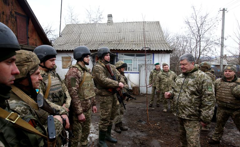 Президент Украины Петр Порошенко во время поездки в Луганскую и Донецкую области Президент Украины Петр Порошенко во время поездки в Луганскую и Донецкую области