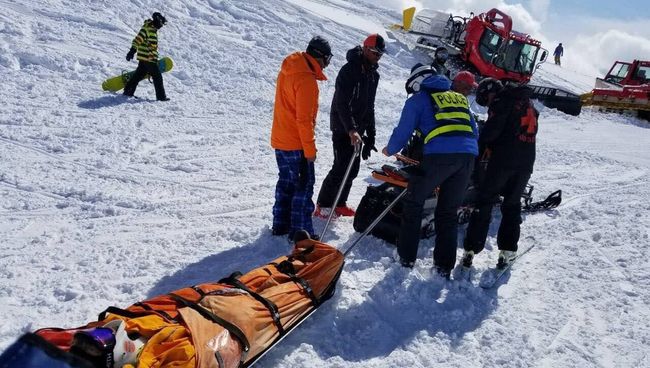 Транспортировка пострадавшего на горнолыжном курорте в Гудаури. 16 марта 2018 Транспортировка пострадавшего на горнолыжном курорте в Гудаури. 16 марта 2018