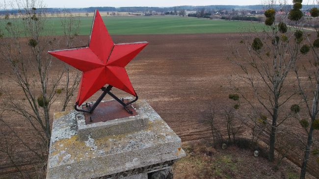 Красная звезда на вершине стелы в Миколине, установленной в память о красноармейцах - воинах Первого Украинского фронта, погибших в период 23-30 января 1945 года при форсировании Одера. Архивное фото Красная звезда на вершине стелы в Миколине, установленной в память о красноармейцах - воинах Первого Украинского фронта, погибших в период 23-30 января 1945 года при форсировании Одера. Архивное фото