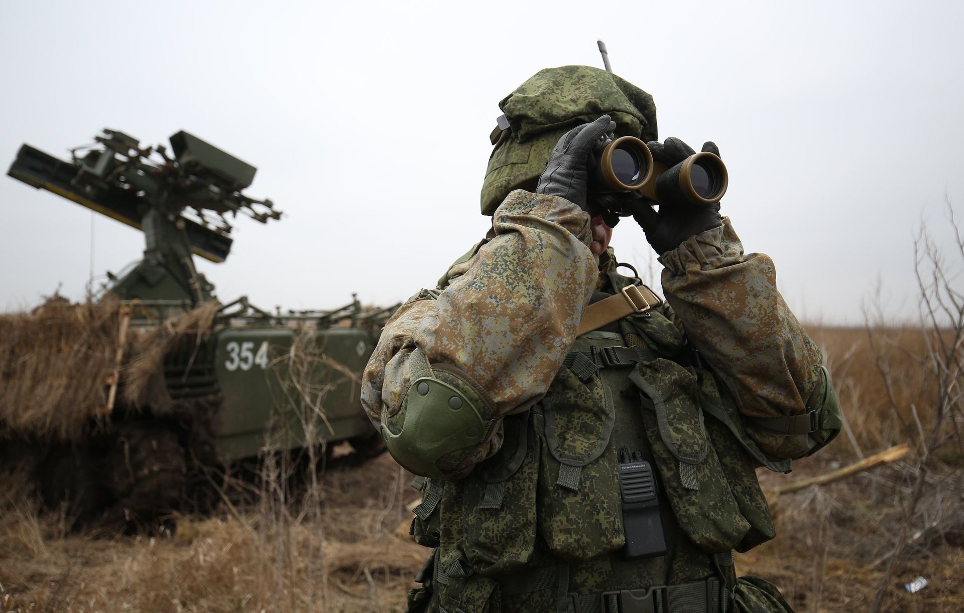 Военнослужащие во время тактико-специальных учений подразделения противовоздушной обороны воздушно-десантной дивизии Военнослужащие во время тактико-специальных учений подразделения противовоздушной обороны воздушно-десантной дивизии - РИА Новости, 1920, 18.10.2021