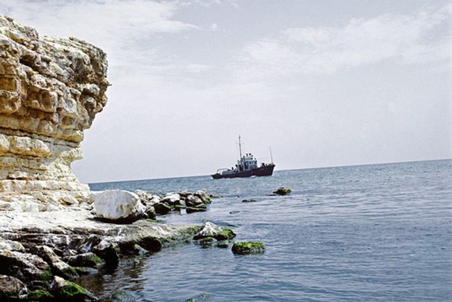 Российские моряки с задержанного в Африке судна просят власти о помощи