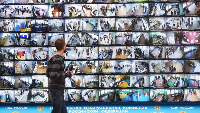 Трансляция голосования избирателей на выборах президента РФ с видеокамер, установленных на избирательных участках, в информационном центре ЦИК РФ. 18 марта 2018 18 марта 2018 Трансляция голосования избирателей на выборах президента РФ с видеокамер, установленных на избирательных участках, в информационном центре ЦИК РФ. 18 марта 2018 18 марта 2018